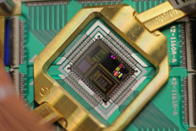 Photograph of a D-Wave quantum processor